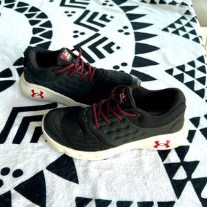 Black Sneakers Under Armor Sz 1